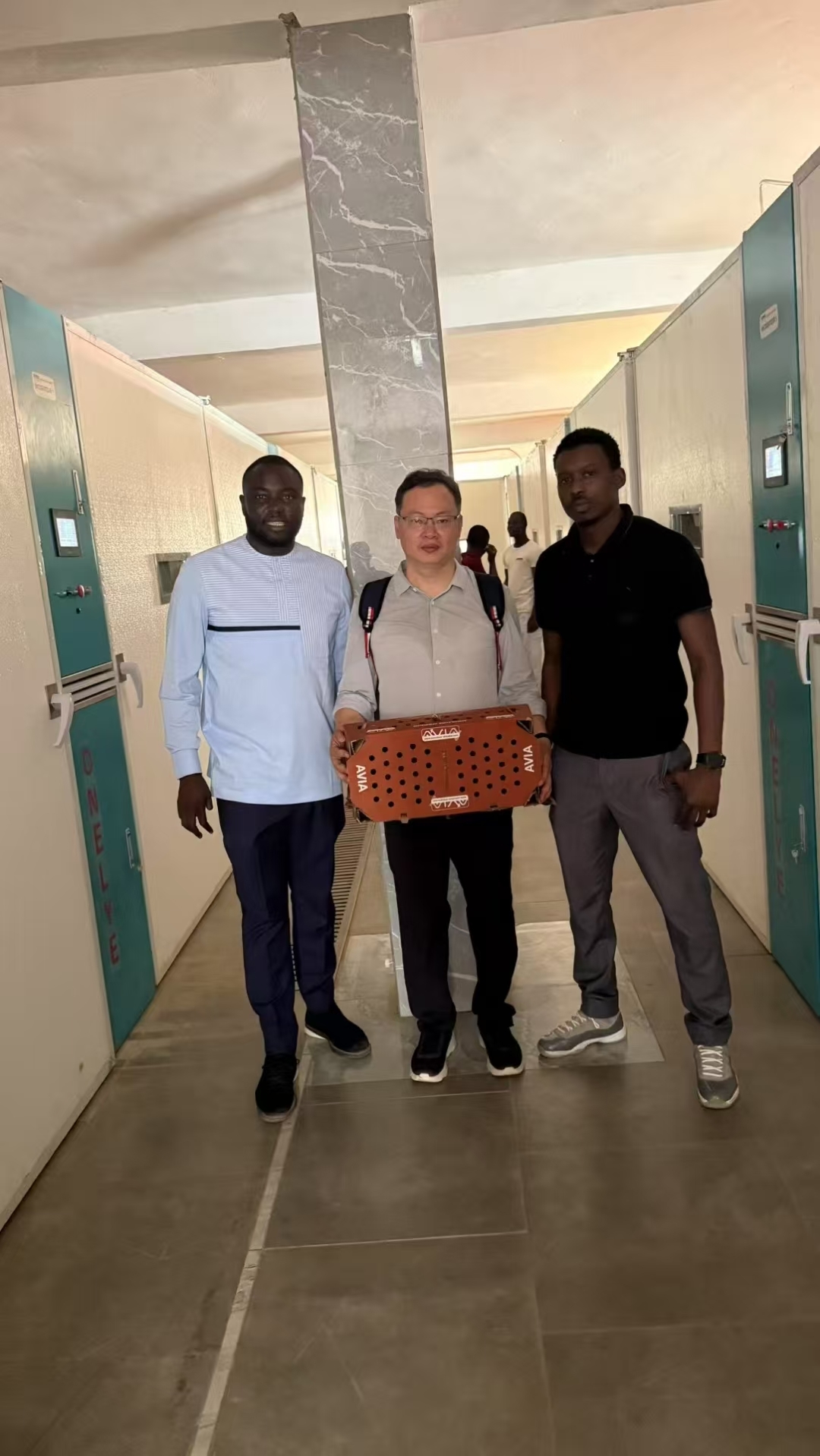 नवीनतम कंपनी ब्लॉग के बारे में केन्याई किसान बिजली कटौती और तापमान में उतार-चढ़ाव से जूझ रहे हैं: सिंगल स्टेज इनक्यूबेटर कैसे हैच दर को स्थिर रखते हैं